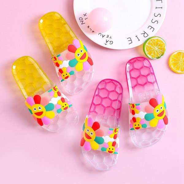 Παιδικές παντόφλες με απλικέ και επίπεδη σόλα