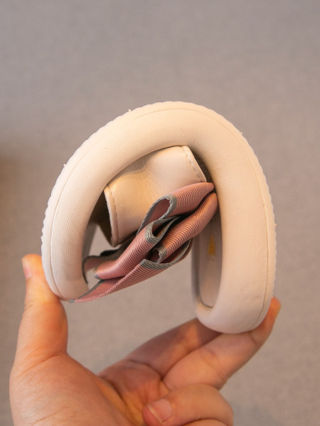 Παιδικές παντόφλες με κορδέλα σε μαύρο και ροζ χρώμα