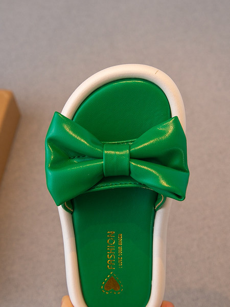 Μοντέρνες παιδικές παντόφλες με οικολογική δερμάτινη κορδέλα