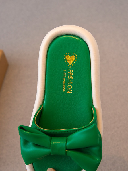 Μοντέρνες παιδικές παντόφλες με οικολογική δερμάτινη κορδέλα