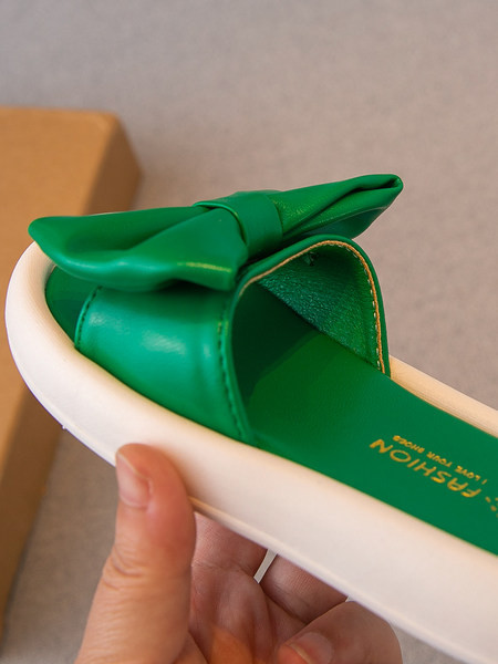 Μοντέρνες παιδικές παντόφλες με οικολογική δερμάτινη κορδέλα