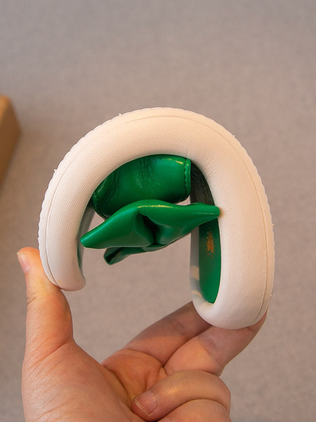 Μοντέρνες παιδικές παντόφλες με οικολογική δερμάτινη κορδέλα