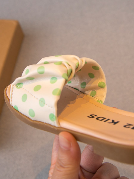 Új modell papucs lányoknak lapos talppal több színben