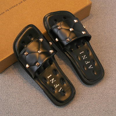 Három színben szegecses gyerekpapucs