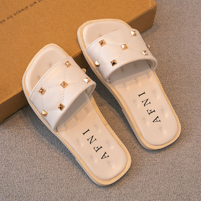 Három színben szegecses gyerekpapucs