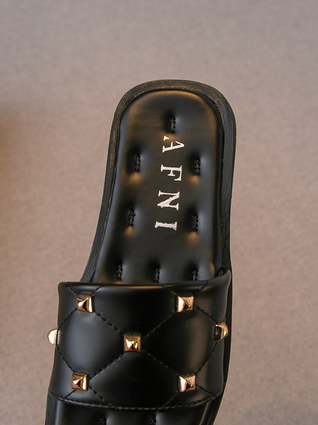 Három színben szegecses gyerekpapucs