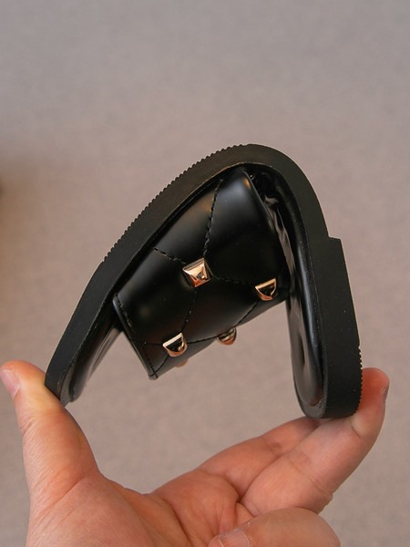 Három színben szegecses gyerekpapucs