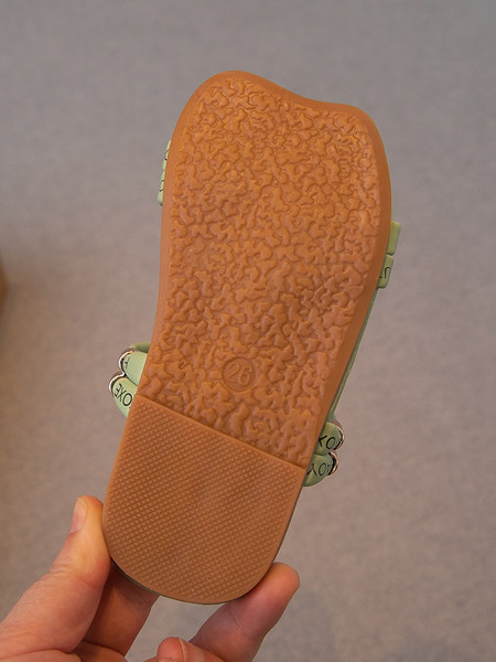 Παιδικές δερμάτινες παντόφλες σε τρία χρώματα