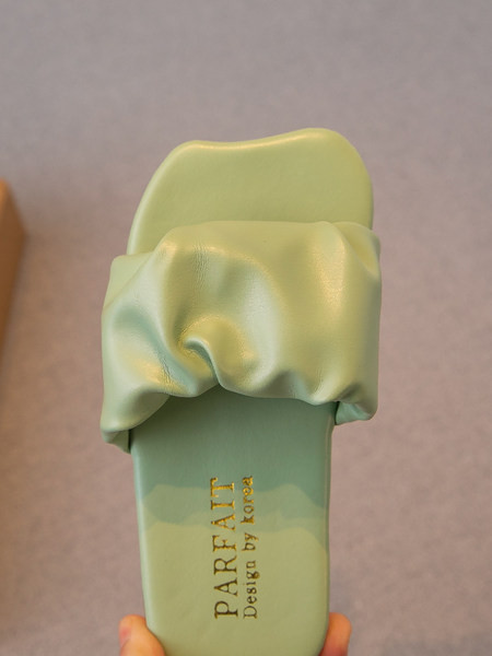 Műbőr papucs lányoknak ráncolt hatású pánttal