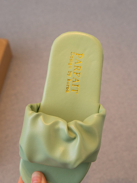 Műbőr papucs lányoknak ráncolt hatású pánttal