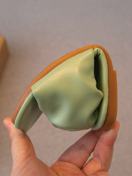 Műbőr papucs lányoknak ráncolt hatású pánttal