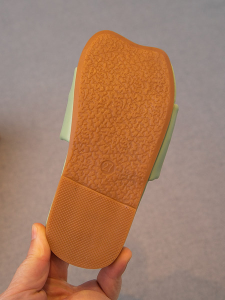 Műbőr papucs lányoknak ráncolt hatású pánttal