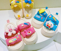 Παιδικές παντόφλες διακοσμημένες σε τρία χρώματα