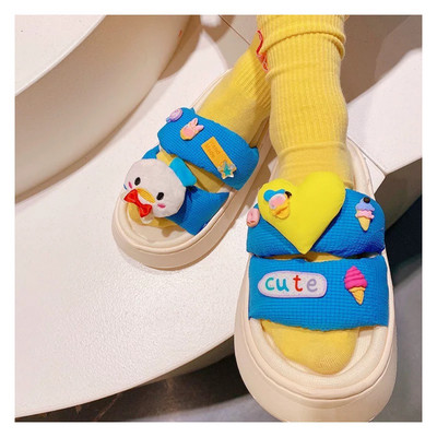 Παιδικές παντόφλες διακοσμημένες σε τρία χρώματα