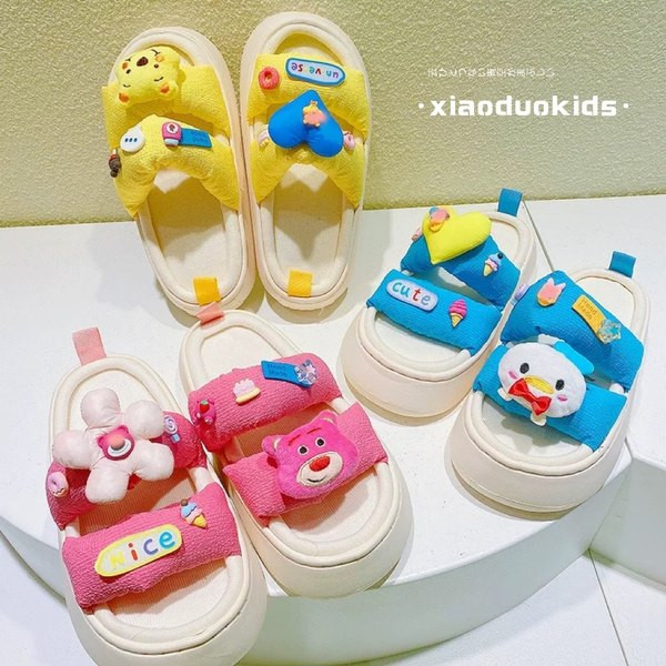 Παιδικές παντόφλες διακοσμημένες σε τρία χρώματα