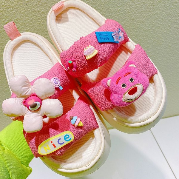 Παιδικές παντόφλες διακοσμημένες σε τρία χρώματα