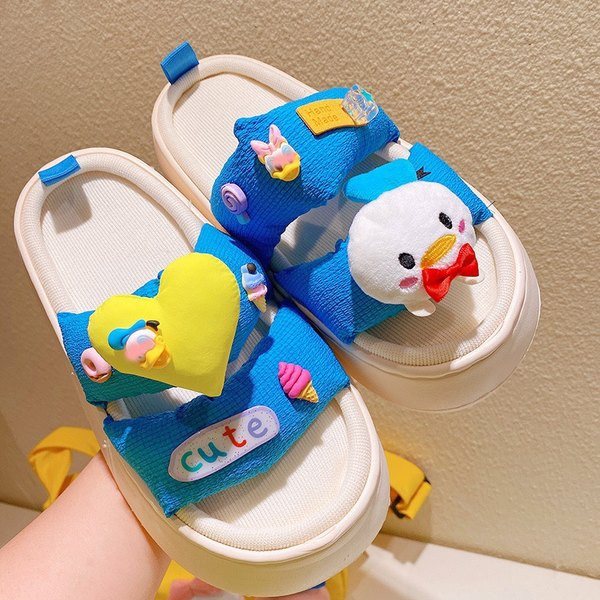 Παιδικές παντόφλες διακοσμημένες σε τρία χρώματα