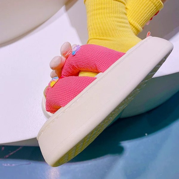 Παιδικές παντόφλες διακοσμημένες σε τρία χρώματα