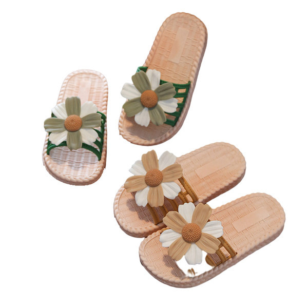 Παιδικές παντόφλες με επίπεδη σόλα με 3D στοιχεία