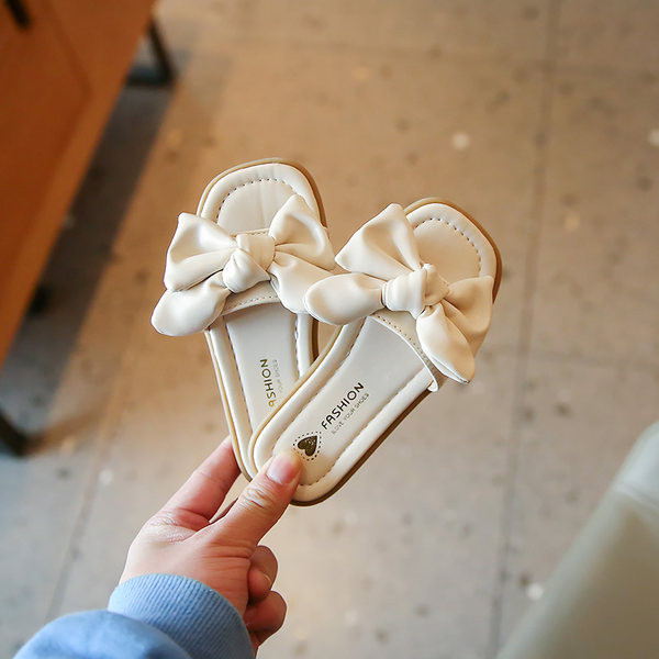 Laste kunstnahast paelaga sussid