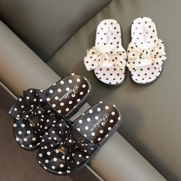 Bērnu čības ar lentīti baltos un melnos punktos