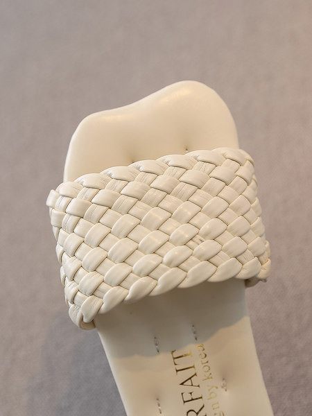 Lapos talpú bőrpapucs gyerekeknek