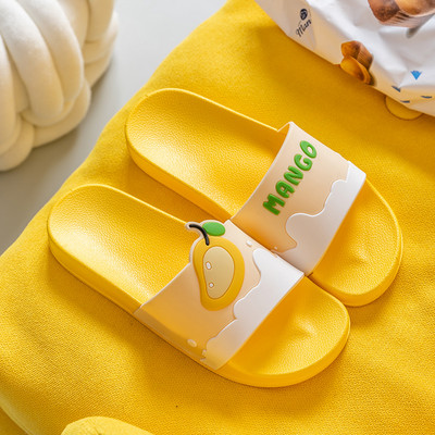 Gyermek gumipapucs felirattal és rátéttel