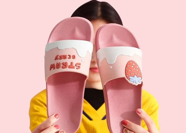 Gyermek gumipapucs felirattal és rátéttel