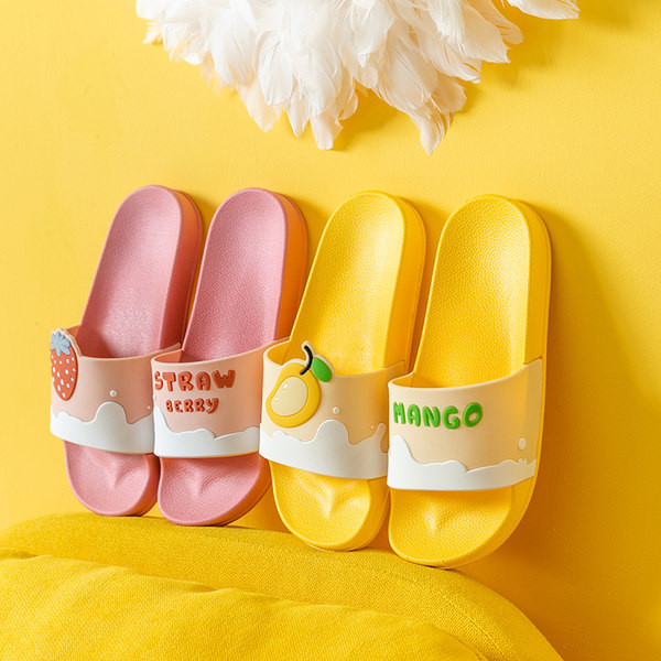 Gyermek gumipapucs felirattal és rátéttel