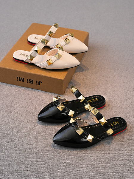 Μοντέρνες μυτερές παιδικές παντόφλες με μεταλλικό πούλι