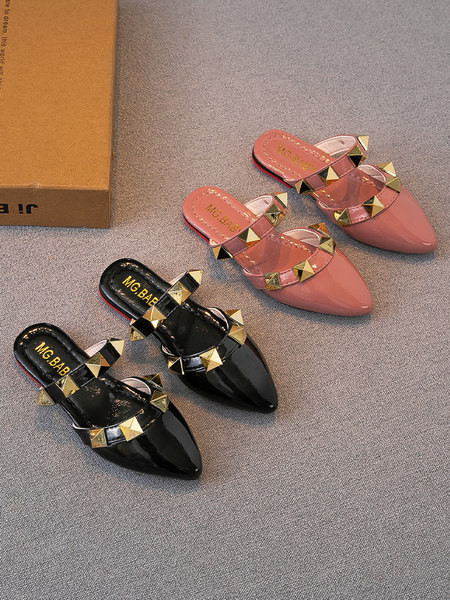 Μοντέρνες μυτερές παιδικές παντόφλες με μεταλλικό πούλι