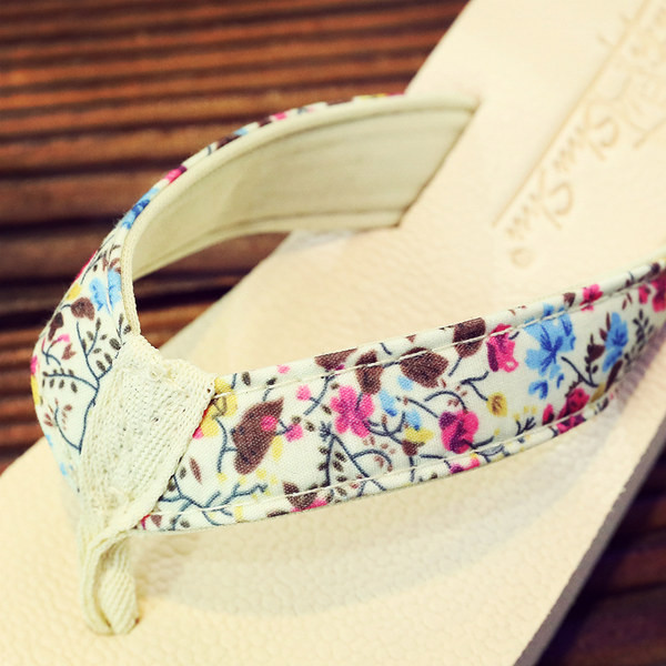 Gyerek papucs a lábujjak között lányoknak virágos motívumokkal