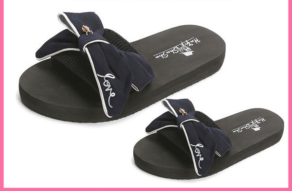 Gyermek papucs bársony szalaggal és hímzéssel