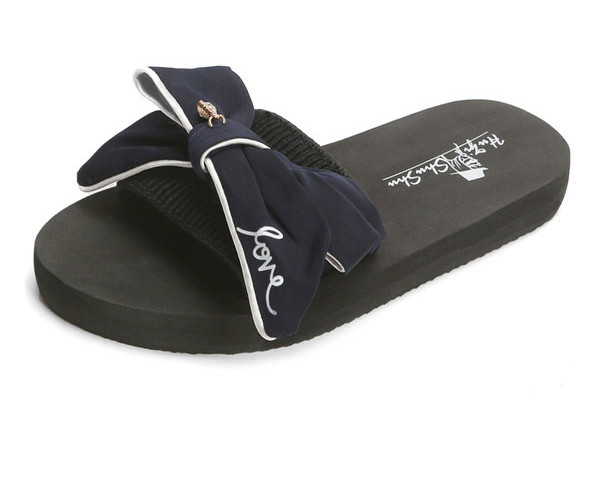 Gyermek papucs bársony szalaggal és hímzéssel