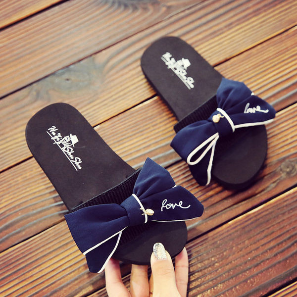 Gyermek papucs bársony szalaggal és hímzéssel