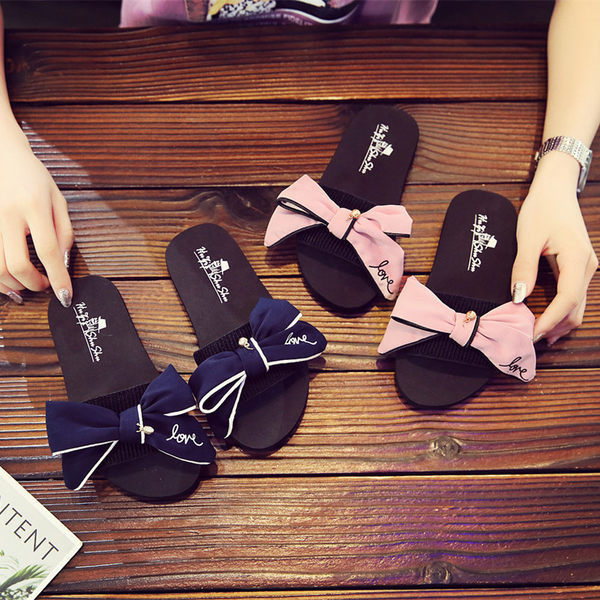 Gyermek papucs bársony szalaggal és hímzéssel