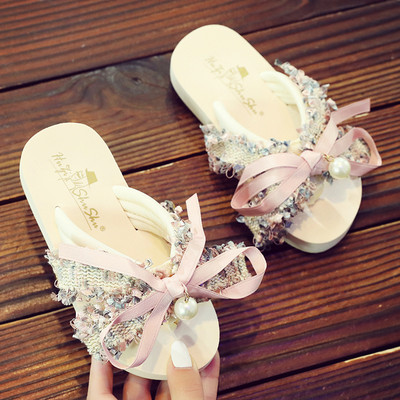 Gyerekpapucs szalaggal és gyöngyökkel