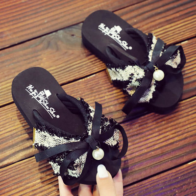 Gyerekpapucs szalaggal és gyöngyökkel