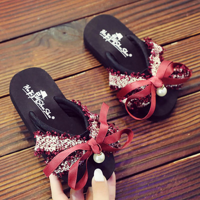 Gyerekpapucs szalaggal és gyöngyökkel