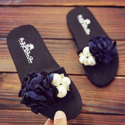 Gyerekpapucs szalaggal és gyöngyökkel