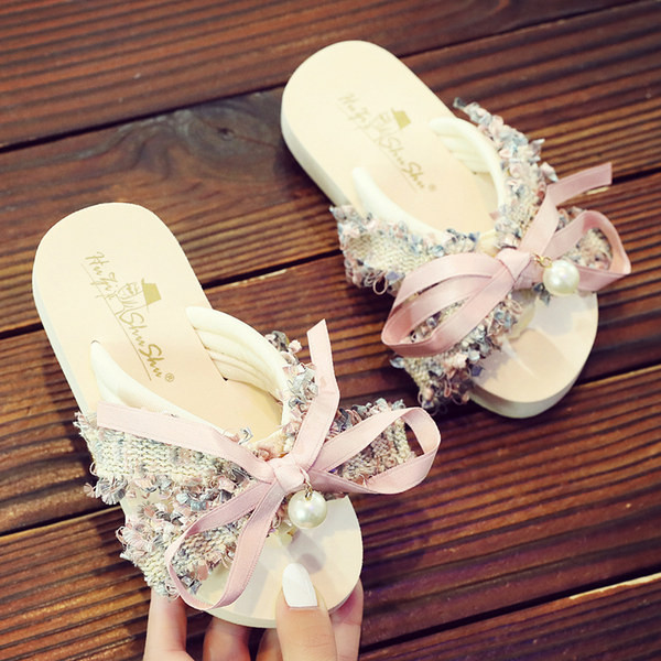 Gyerekpapucs szalaggal és gyöngyökkel