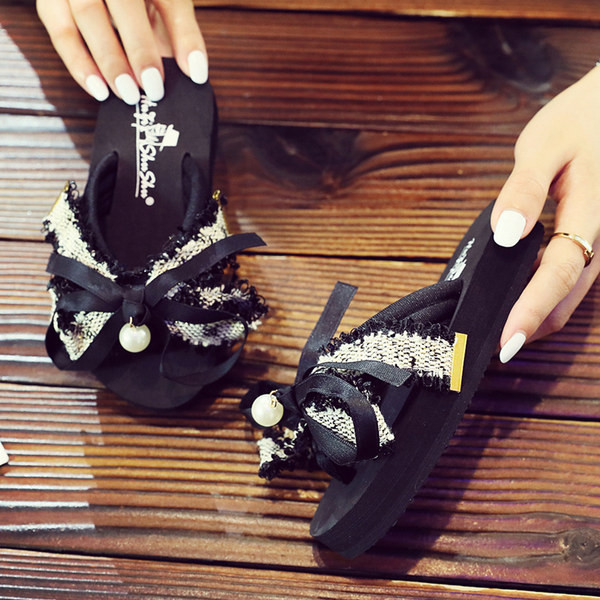 Gyerekpapucs szalaggal és gyöngyökkel