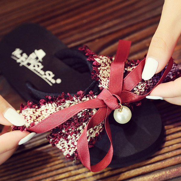 Gyerekpapucs szalaggal és gyöngyökkel