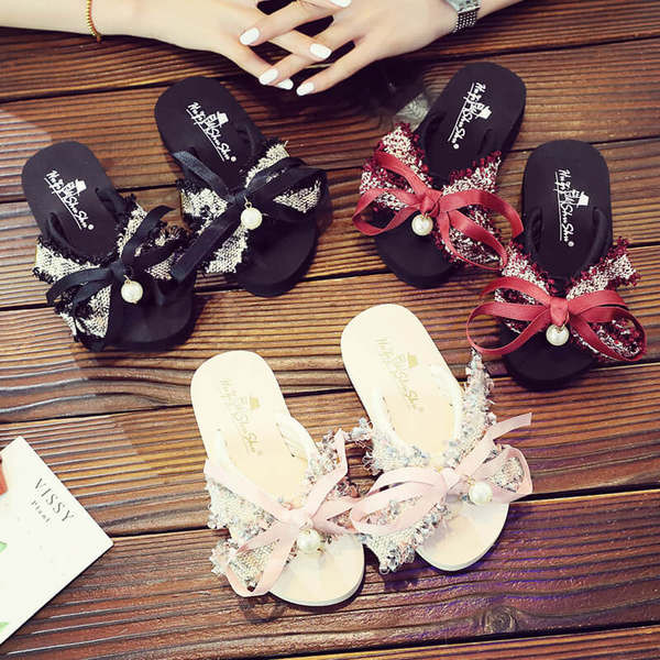 Gyerekpapucs szalaggal és gyöngyökkel