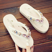 Hétköznapi gyerekpapucs kövekkel díszített orrokkal