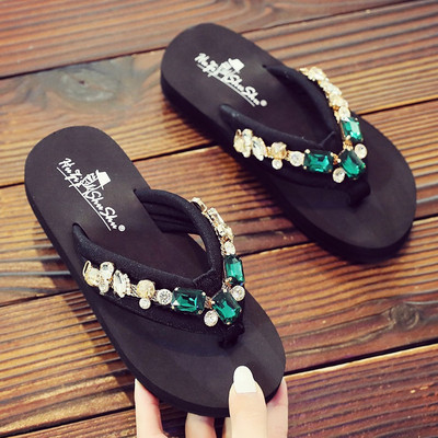 Hétköznapi gyerekpapucs kövekkel díszített orrokkal