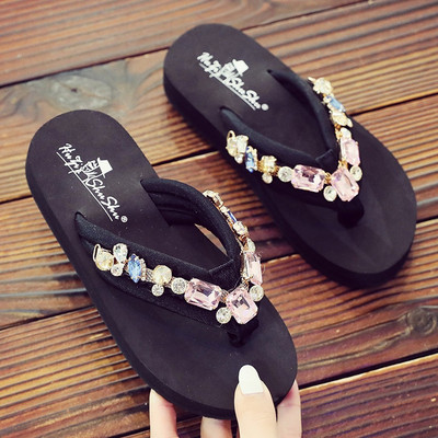 Hétköznapi gyerekpapucs kövekkel díszített orrokkal