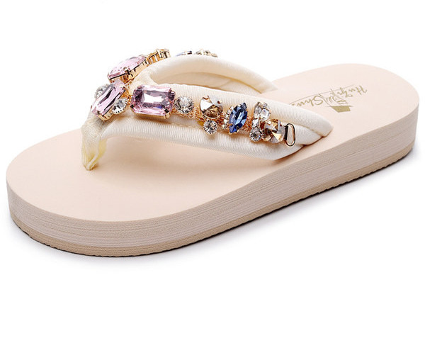 Hétköznapi gyerekpapucs kövekkel díszített orrokkal