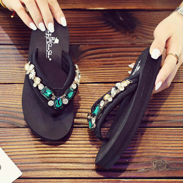 Hétköznapi gyerekpapucs kövekkel díszített orrokkal