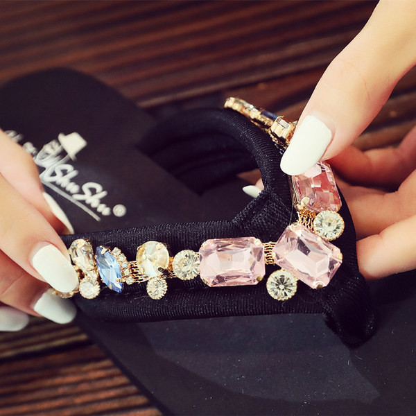 Hétköznapi gyerekpapucs kövekkel díszített orrokkal